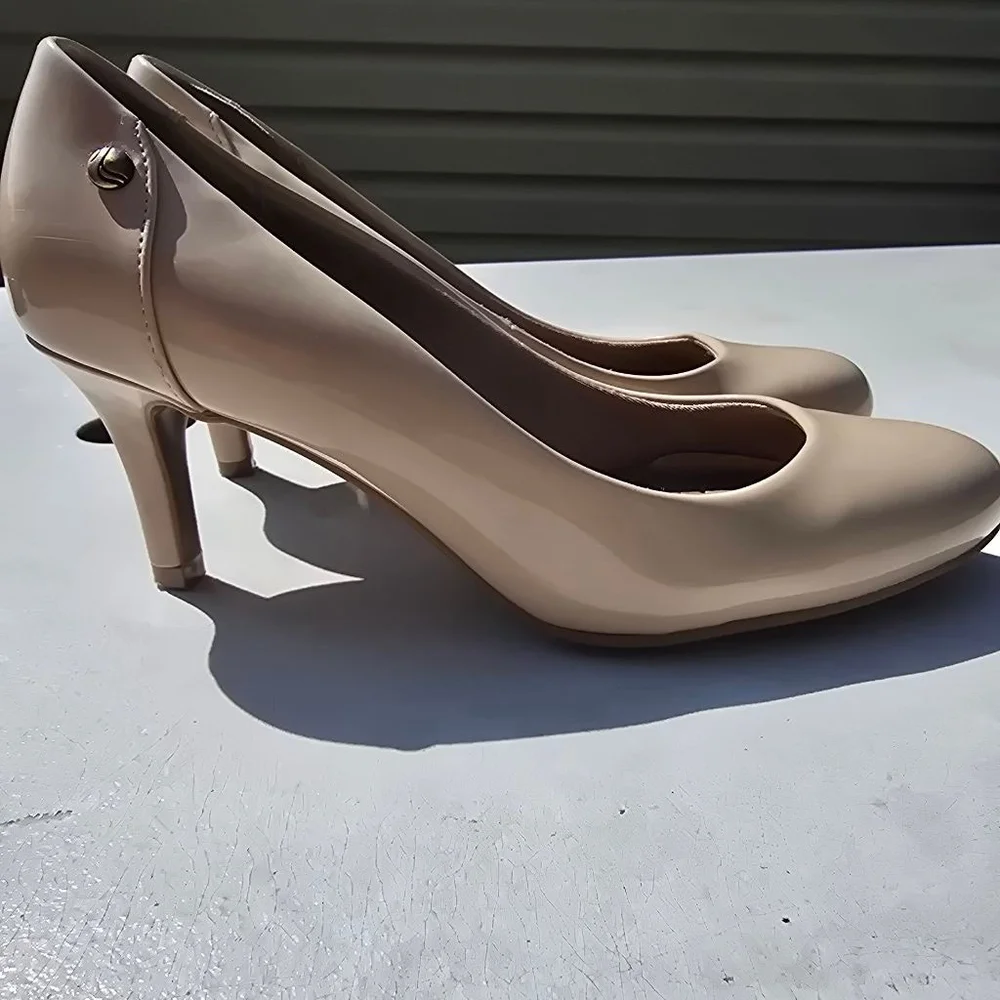 Life Stride Beige Patent Heels Women's - Picture 2 of 6